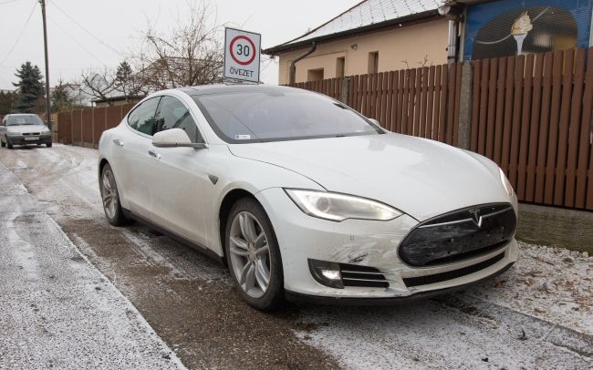 Tesla karambolozott Debrecenben