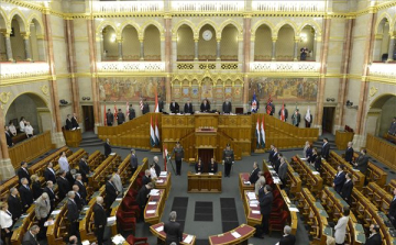 Illegális bevándorlás: A kvótákról szóló bizottsági döntést véleményezi az Országgyűlés