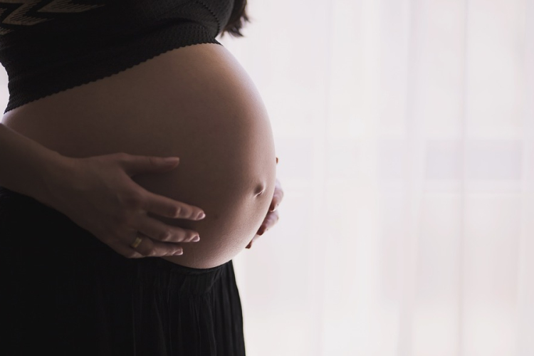 A méhlepényig eljuthat a várandós nők által belélegzett szennyezett levegő