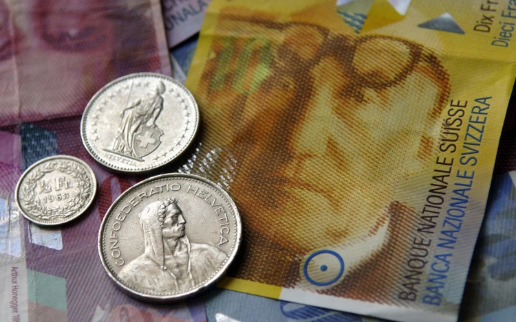 A svájci jegybank eltörölte az euróval szembeni árfolyamküszöbét