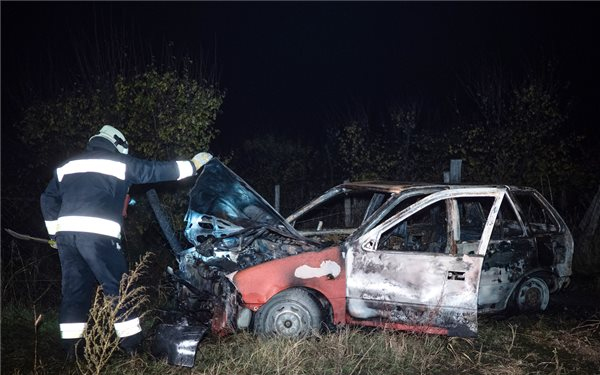 Bennégett a sofőr egy kigyulladt autóban Kecelnél 