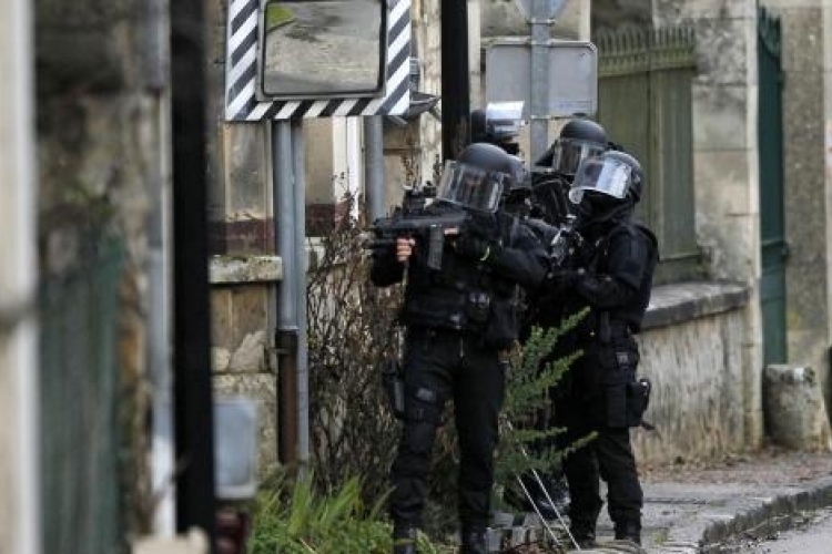 Franciaország 10 ezer katonát mozgósít a biztonság szavatolására