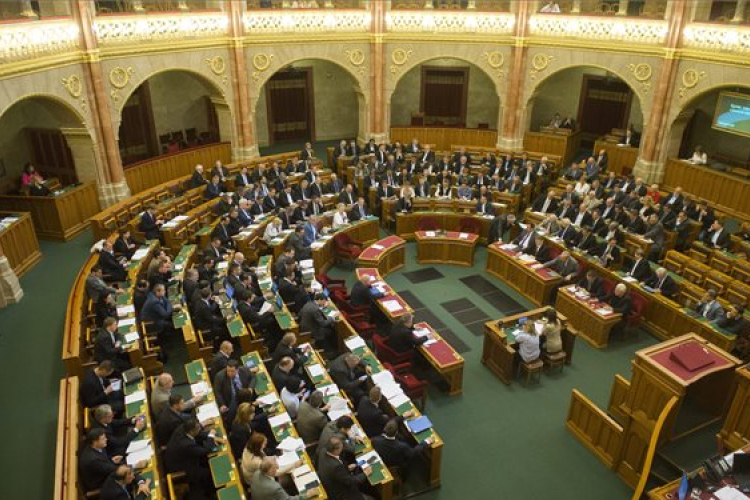 A kormány tagjait kérdezik hétfőn a parlamentben
