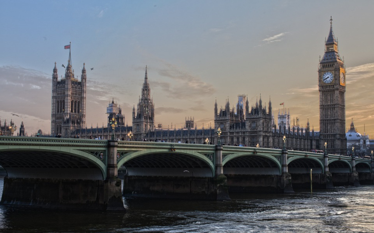 Enyhítették a terrorellenes készültséget Nagy-Britanniában