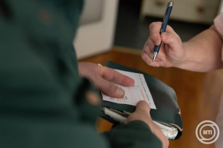 Péntektől érkezik a februári dupla és a 14. havi nyugdíj első negyede