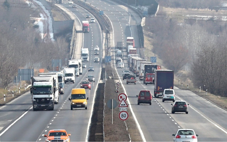 Munkálatok miatt hétfőtől lezárások lesznek az M1-esen, az M3-ason és az M7-esen