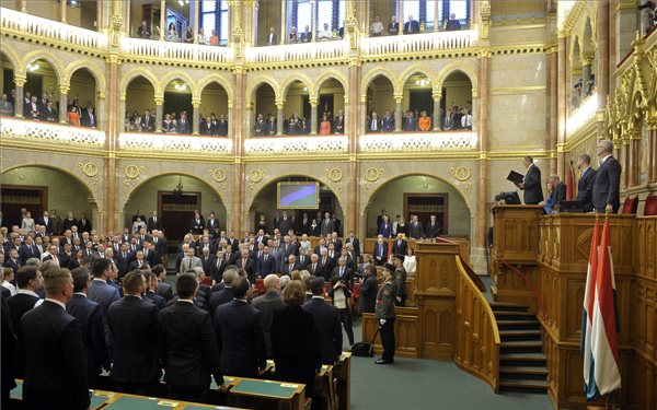 Újra a kormány tagjait kérdezik a képviselők