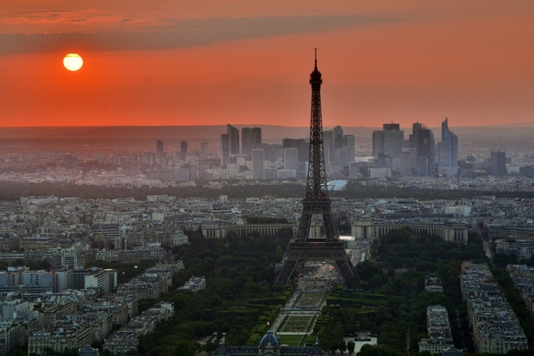 Megkezdődött az Eiffel-torony körül a golyóálló üvegfal építése