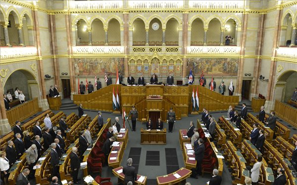 Illegális bevándorlás: A kvótákról szóló bizottsági döntést véleményezi az Országgyűlés