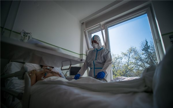 Meghalt hat beteg, 546 új fertőzöttet találtak Magyarországon