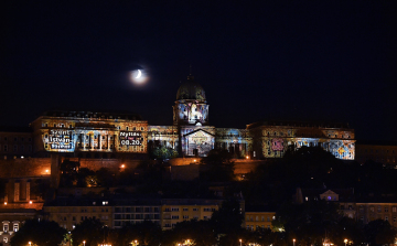 Látványos fényfestés díszíti a Budavári Palotát