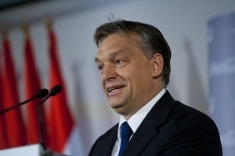 Orbán: meg kell állnunk saját lábunkon