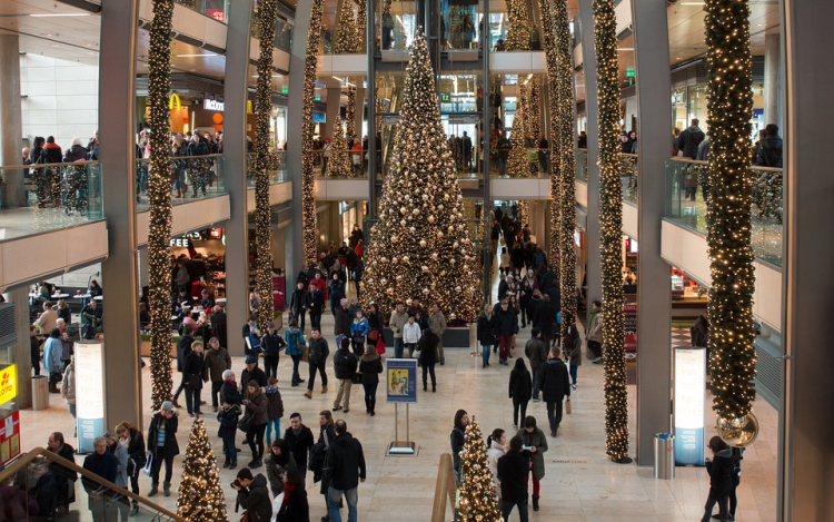 A tavalyi ezermilliárdnál is többet költhetünk decemberben