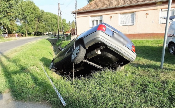 Kocsit lopott, de pár méter után árokba csapódott