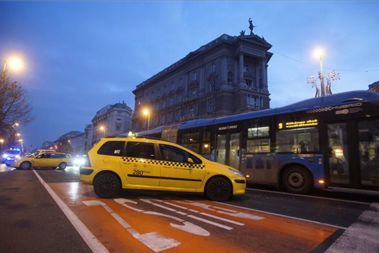 Folytatják a demonstrációt a taxisok