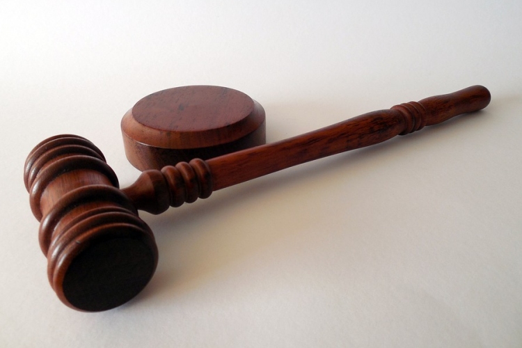 Idős ember kirablása miatt büntetett három férfit a nyíregyházi bíróság