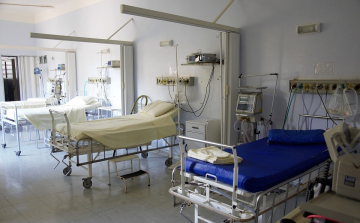 Újabb kórházakban rendeltek el látogatási tilalmat
