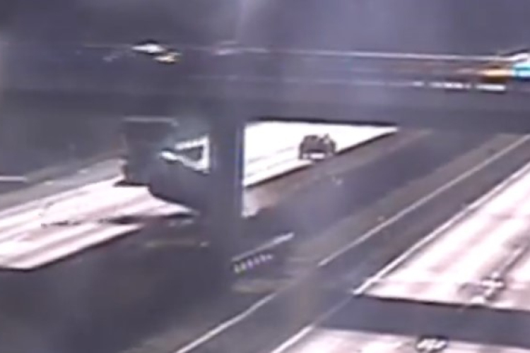 Forgalommal szemben haladó autó okozott balesetet az M7-esen - Videóval