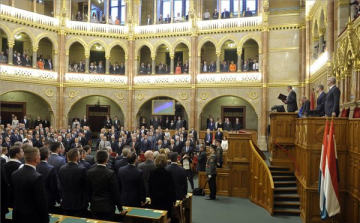 Újra a kormány tagjait kérdezik a képviselők