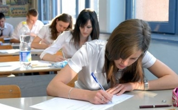 Hétvégén ballagások, hétfőn a magyar írásbelikkel folytatódnak az érettségik