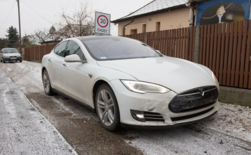 Tesla karambolozott Debrecenben