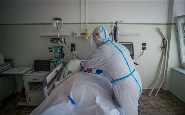 Meghalt három beteg, 345 új fertőzöttet találtak Magyarországon
