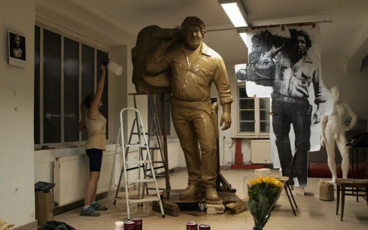 Szombaton felavatják a világ első Bud Spencer szobrát Budapesten