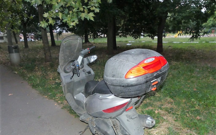 Megpróbált elmenekülni a rendőrök elől egy drogos robogós