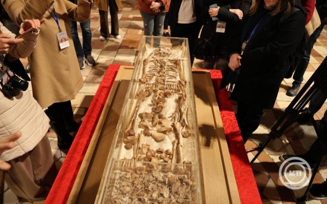 Szent Ferenc csontjait visszahelyezték Assisi bazilikájának kriptájába