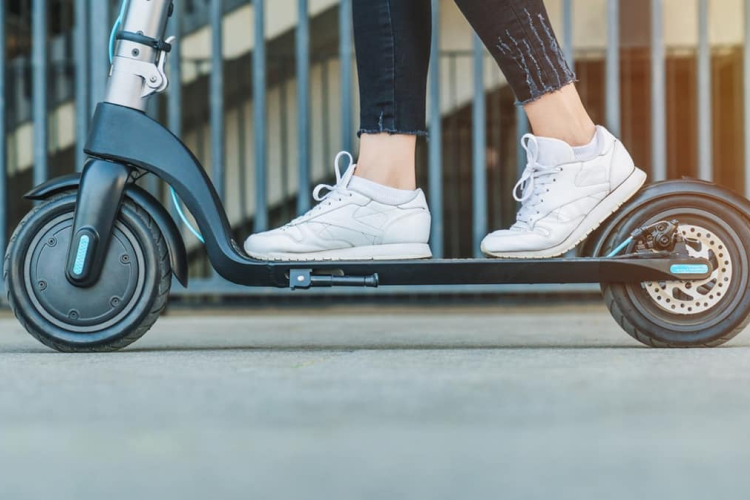 Már százezren rollereznek a magyar utakon a Jövő Mobilitása Szövetség adatai szerint