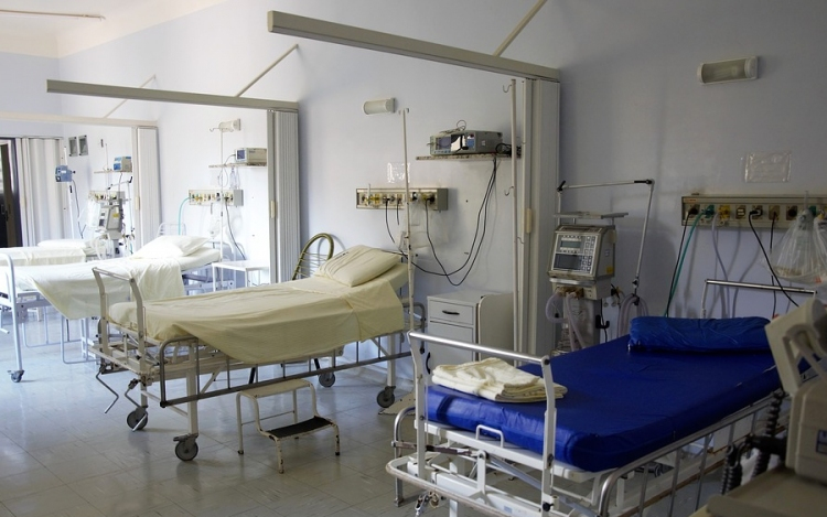 Elhagyhatja az intenzív osztályt a megkéselt rendőr