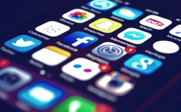 A Facebook és a Twitter ismét több száz, Iránhoz és Oroszországhoz köthető hamis fiókot távolított el