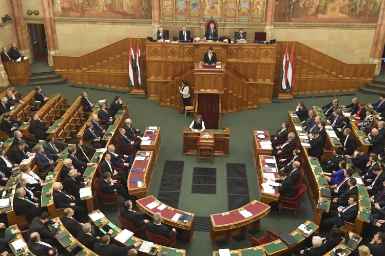 A nyugdíjrendszerről tart vitát a Parlament