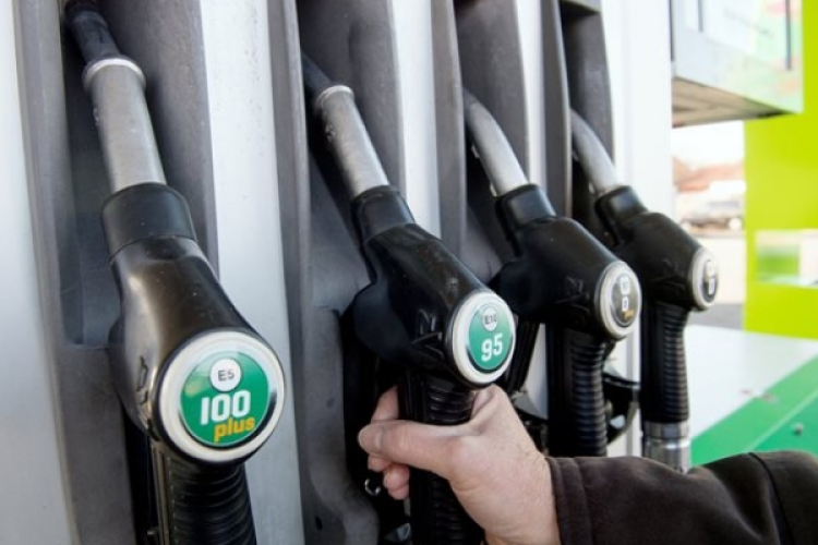 A kormány 575 millió liter üzemanyagot szabadít fel a biztonsági kőolajtermék-készletből