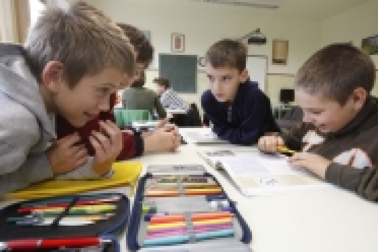 Kihat az iskolai teljesítményre a barátság