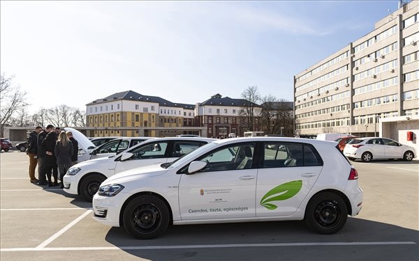 Közel 250 elektromos autót kapnak a kórházak